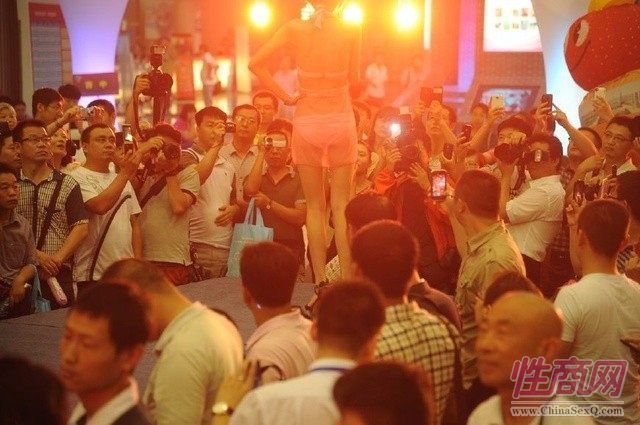 内衣模特让观众热情高涨
