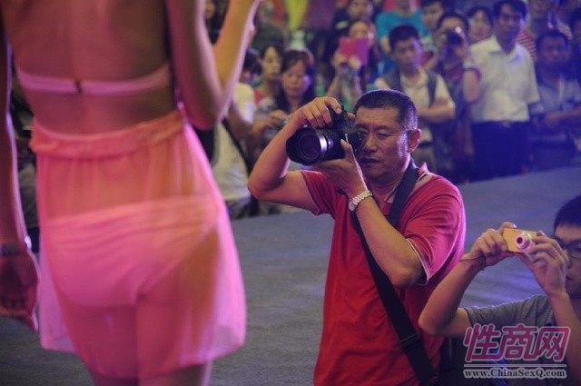 观众拍摄情趣内衣模特