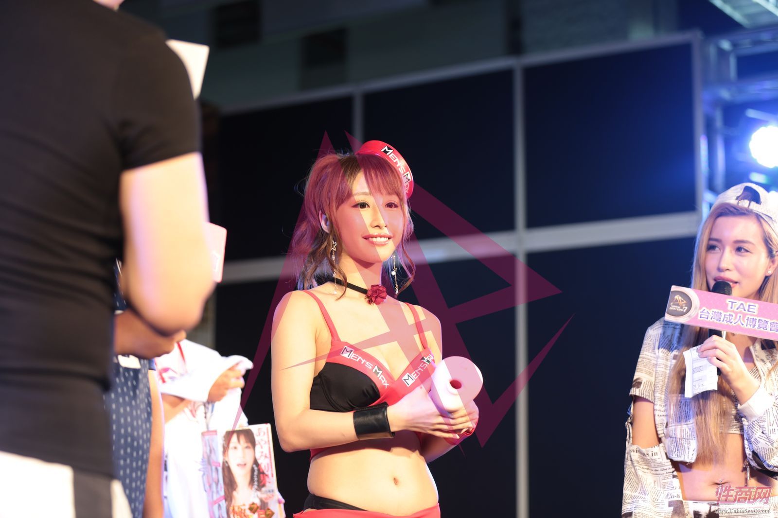 彩美旬果和主持人互动