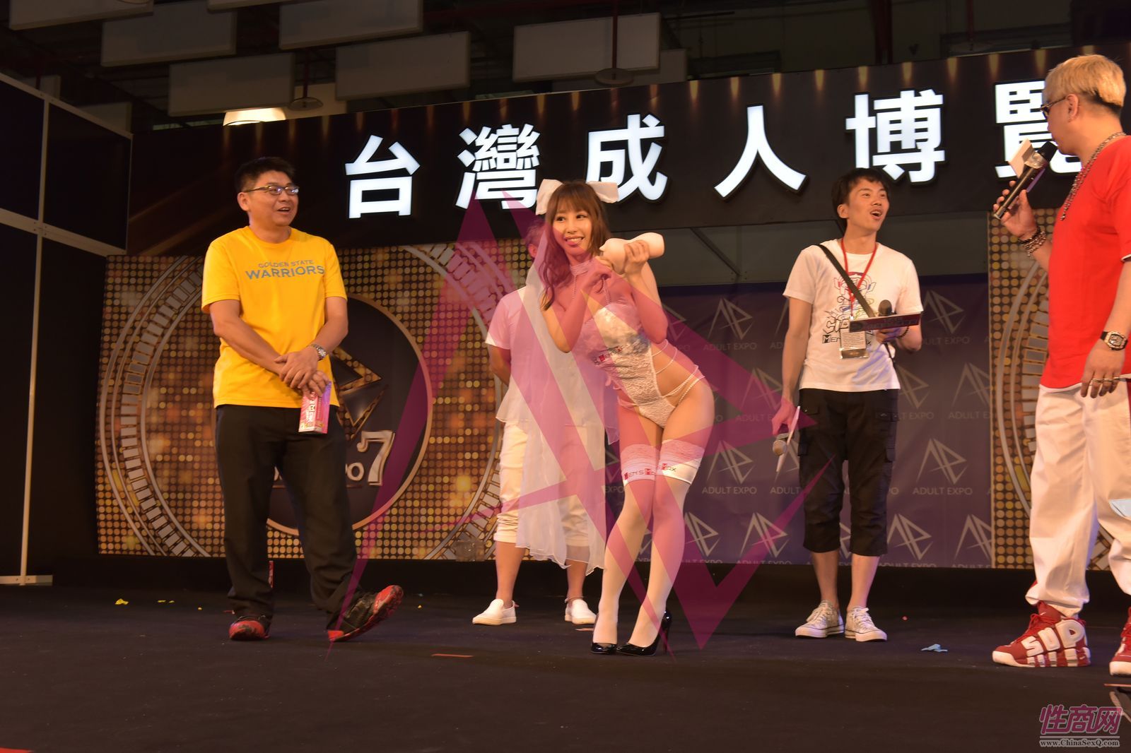 邀请嘉宾观众上台