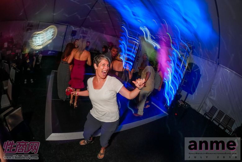 颁奖典礼结束后大家趁兴起舞