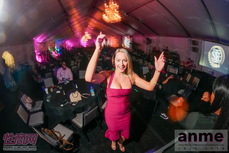 女嘉宾翩翩起舞