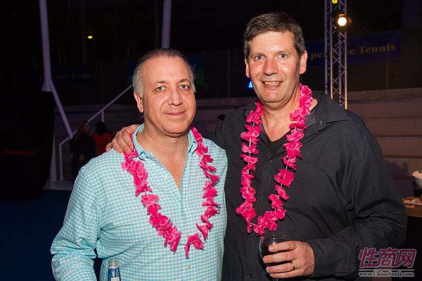 嘉宾脖子上戴着花链