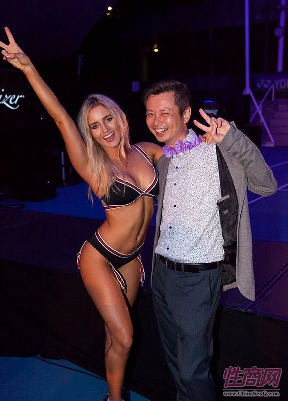 微醺的嘉宾和内衣模特合影