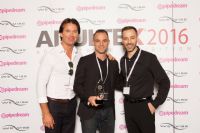 �����ҵ�󽱵�չ������Ӱǽǰ��Ӱ