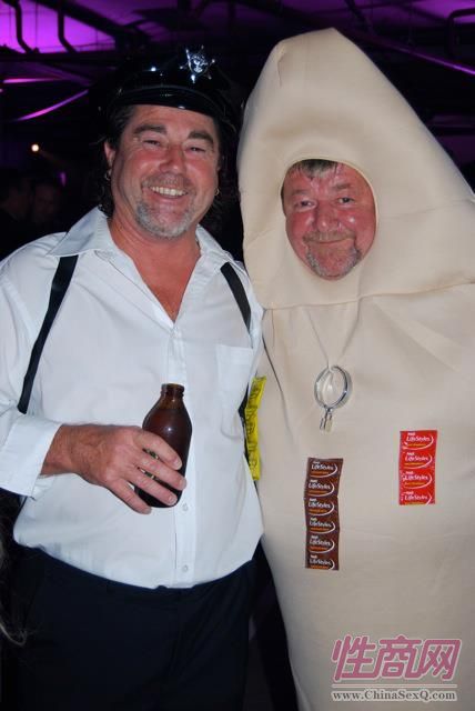 嘉宾和情趣玩偶合影