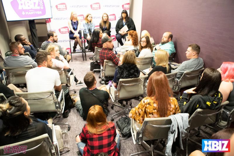 ������Ȥ�佱��XBIZ Show��ר�ҷ��� (28)