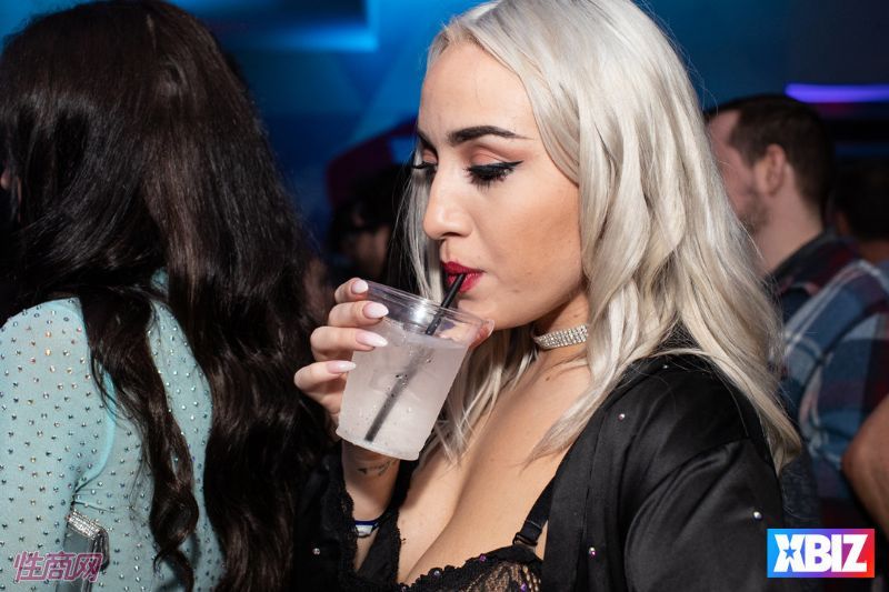 ������Ȥ�佱��XBIZ��������� (35)