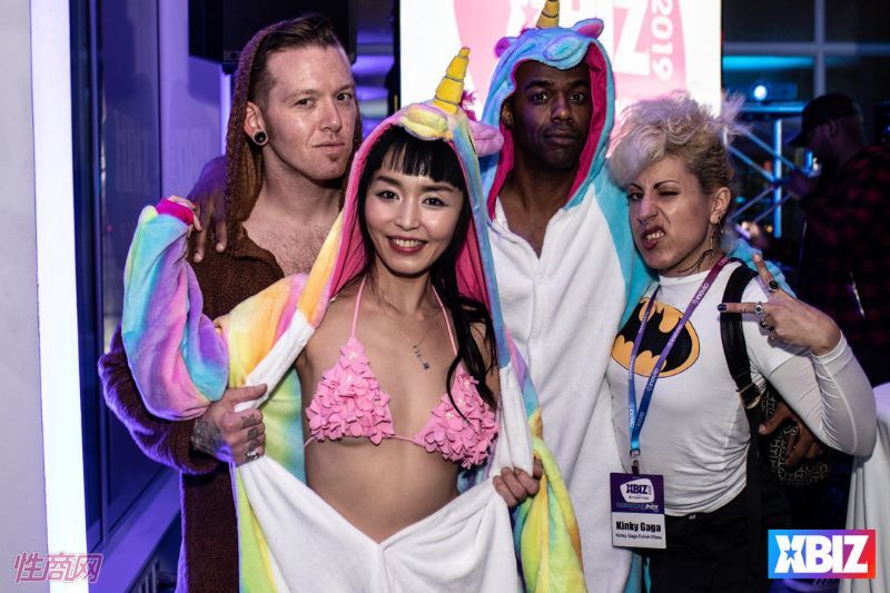 ������Ȥ�佱��XBIZ��������� (37)