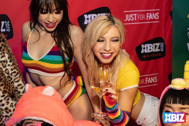 ������Ȥ�佱��XBIZ��������� (24)