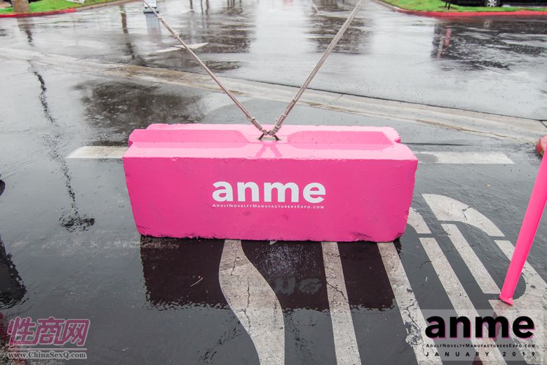 印有ANME的站外设施