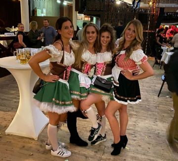 展会期间恰逢德国传统十月啤酒节，美丽的德国厨娘