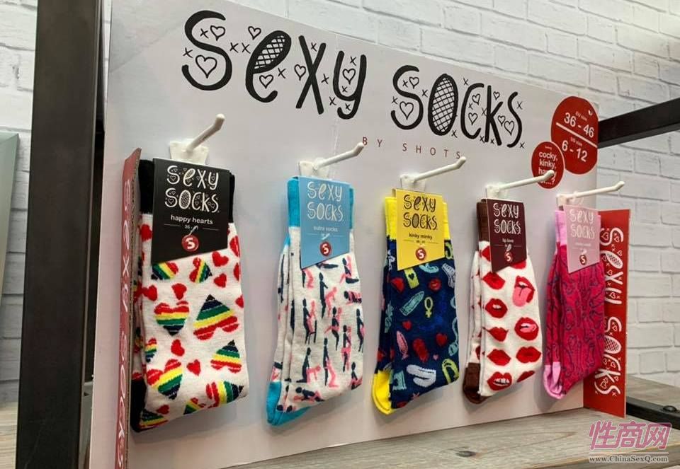 印有床头十八招图案的情趣袜子