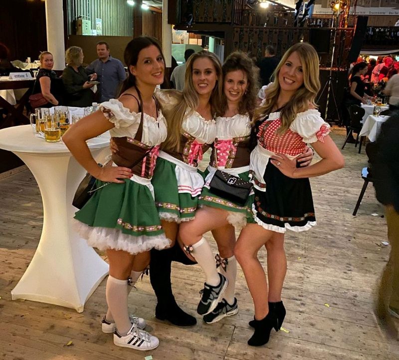 展会期间恰逢德国传统十月啤酒节，美丽的德国厨娘