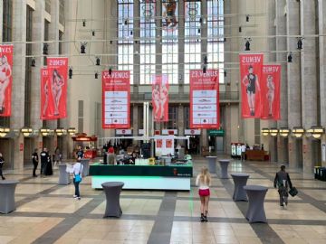 ���ֳ���չ��ͥ