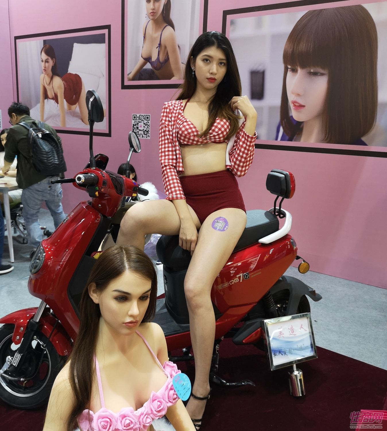 娃娃展区的机车女郎