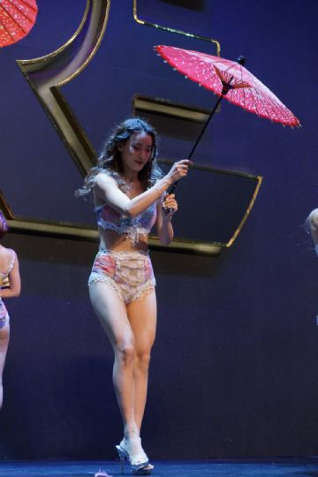 �ձ�����Ů���ű��в�����̨�����˲���ͼƬ24