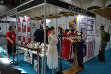 �ձ�����Ů���ű��в�����̨�����˲���ͼƬ32