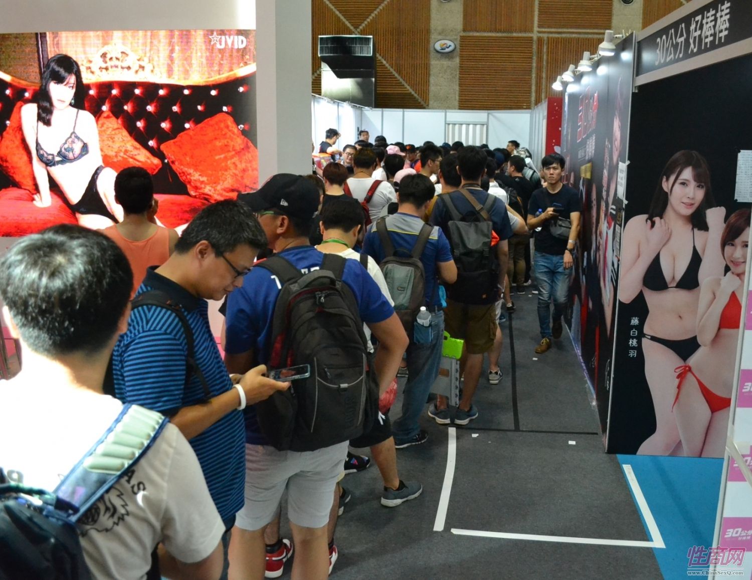 日本著名女优桥本有菜亮相台北成人博览图片34