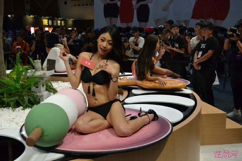 �ձ�����Ů���ű��в�����̨�����˲���ͼƬ38