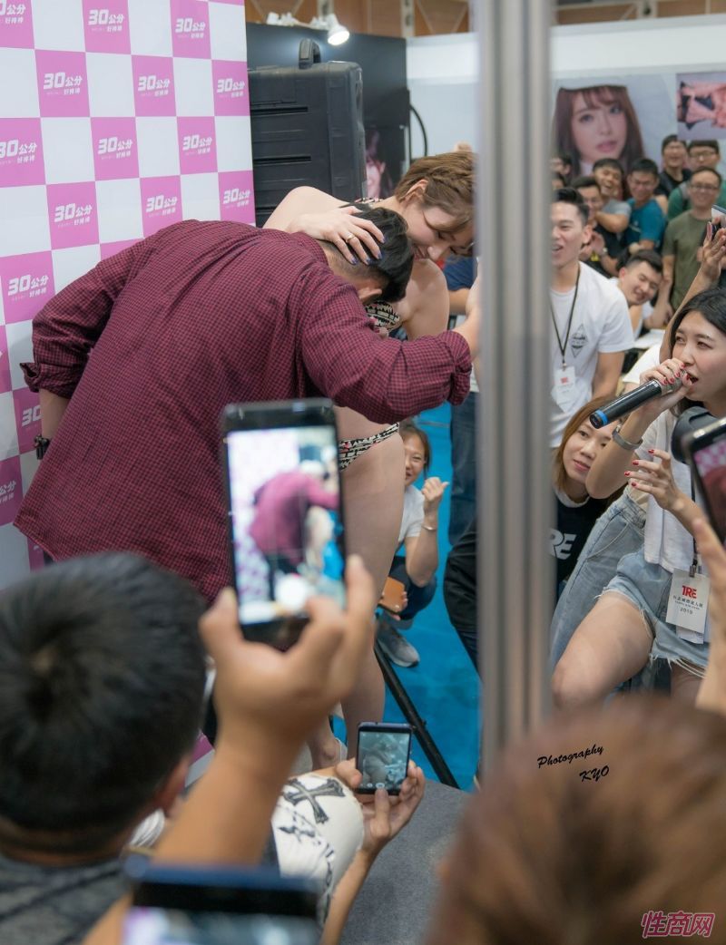 �ձ�����Ů���ű��в�����̨�����˲���ͼƬ41