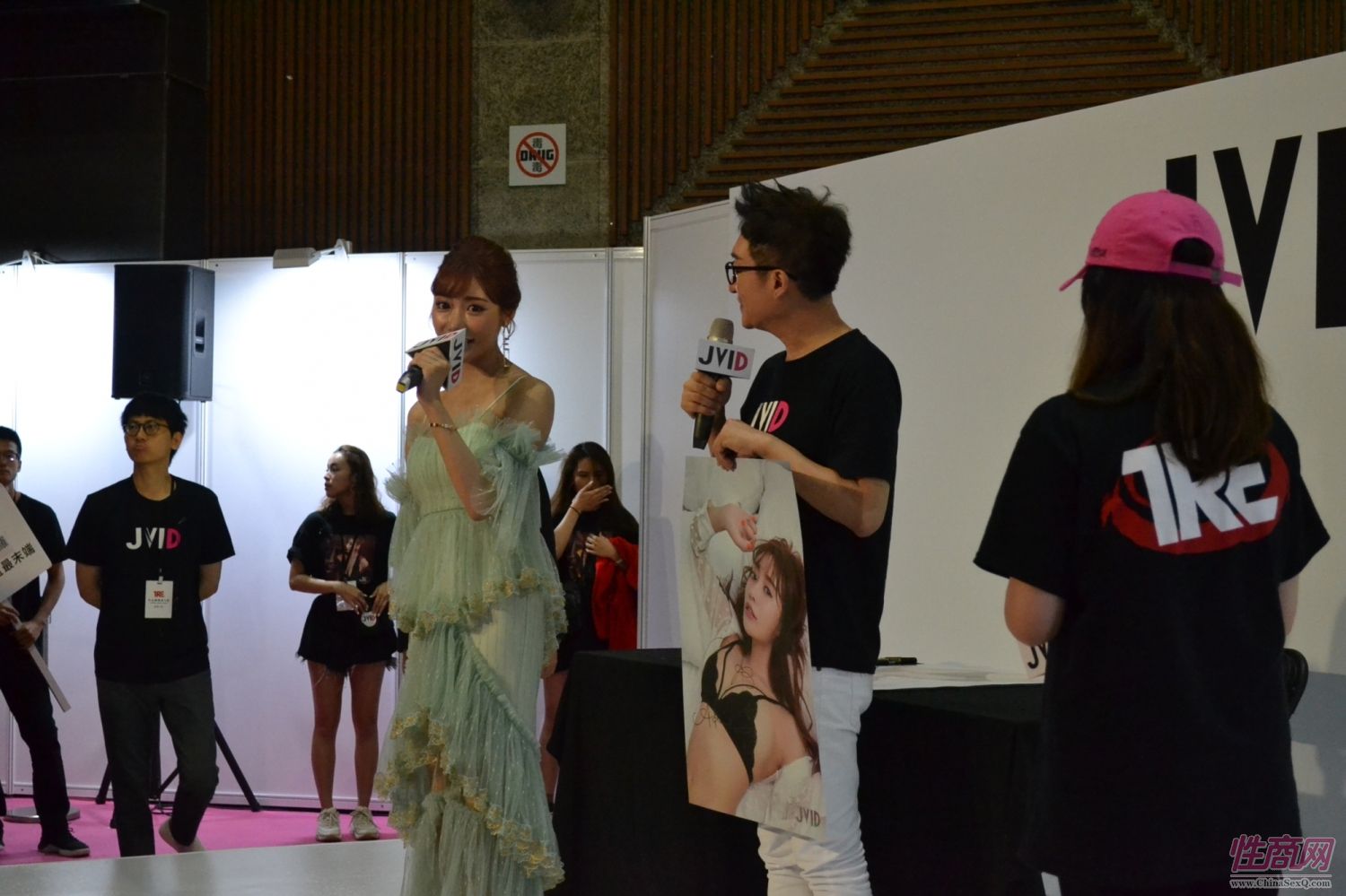 日本著名女优桥本有菜亮相台北成人博览图片45