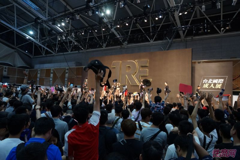 �ձ�����Ů���ű��в�����̨�����˲���ͼƬ49