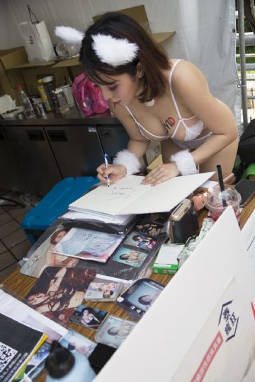 �ձ�����Ů���ű��в�����̨�����˲���ͼƬ52