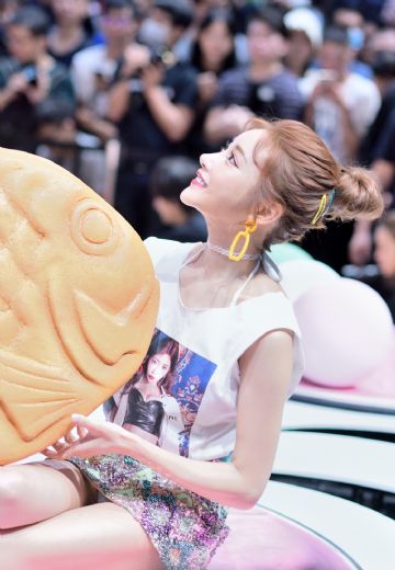 �ձ�����Ů���ű��в�����̨�����˲���ͼƬ56