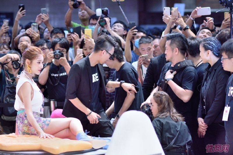 �ձ�����Ů���ű��в�����̨�����˲���ͼƬ55