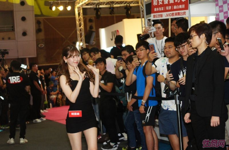 ���ں�Ů�����ܻ���̨�����˲�����������ͼƬ15