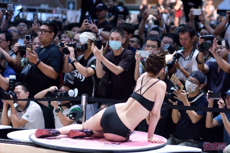 ���ں�Ů�����ܻ���̨�����˲�����������ͼƬ27