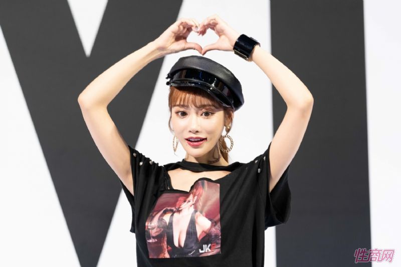 ���ں�Ů�����ܻ���̨�����˲�����������ͼƬ34