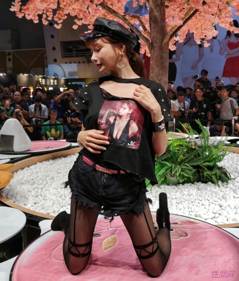 ���ں�Ů�����ܻ���̨�����˲�����������ͼƬ38