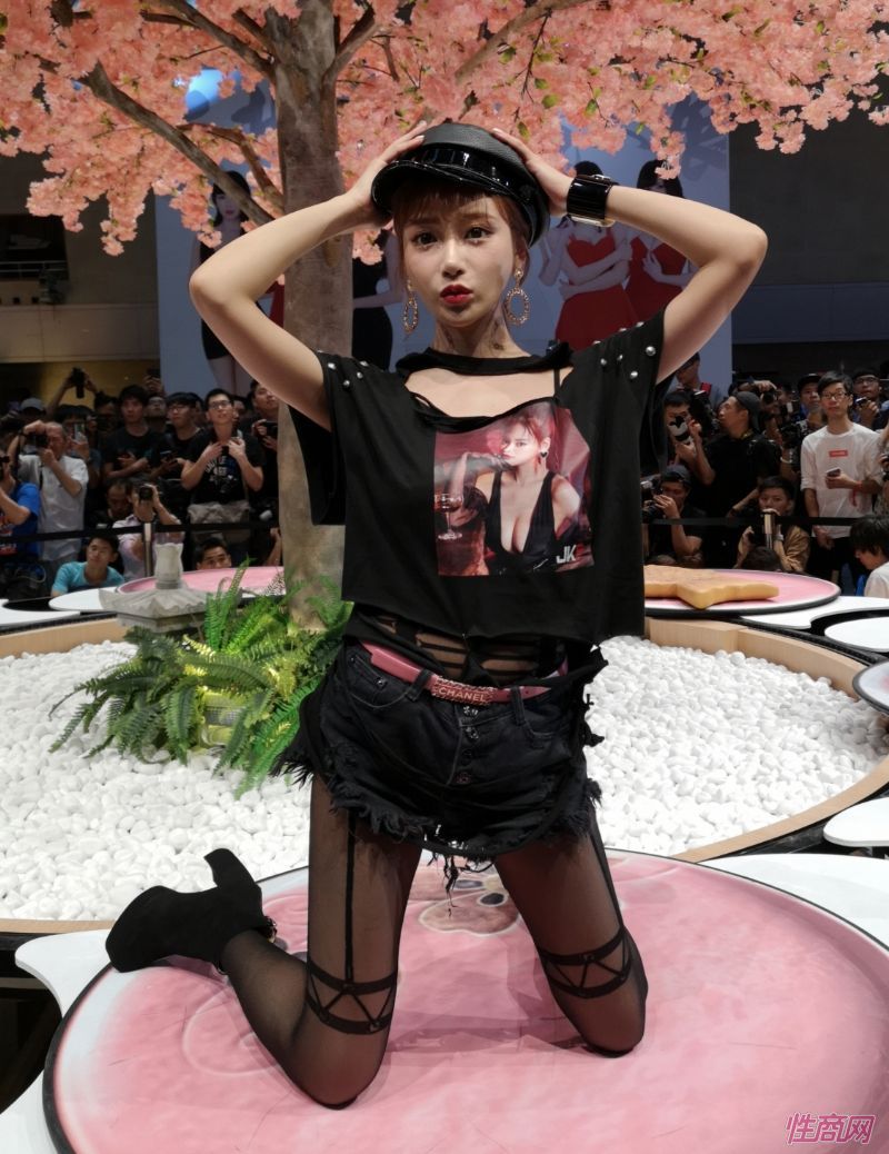 ���ں�Ů�����ܻ���̨�����˲�����������ͼƬ41