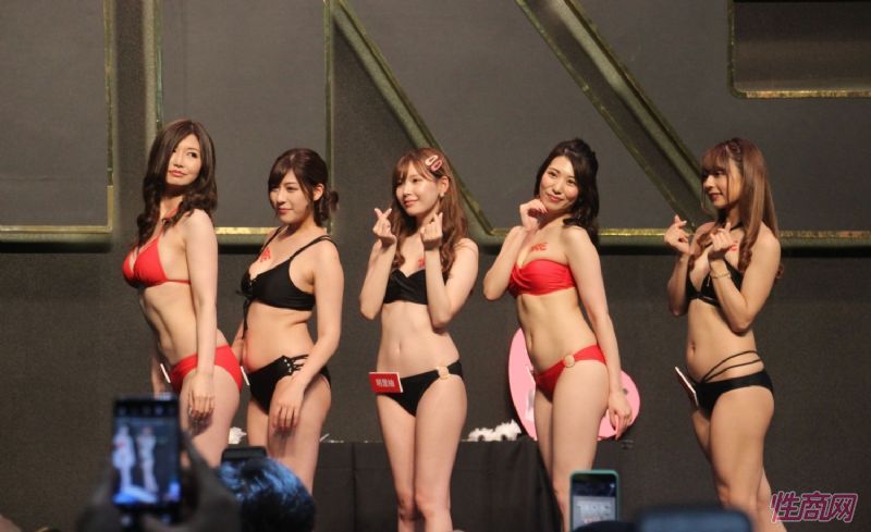 ���ں�Ů�����ܻ���̨�����˲�����������ͼƬ47