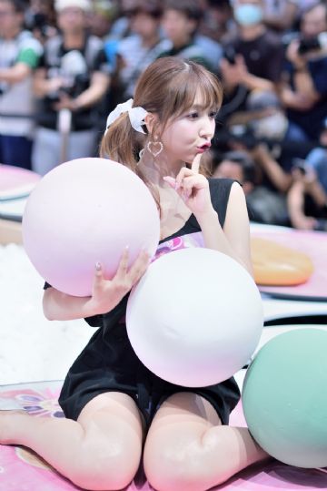 �Ӿ�ʢ��о���Ů�����μ�̨�����˲�����ͼƬ18