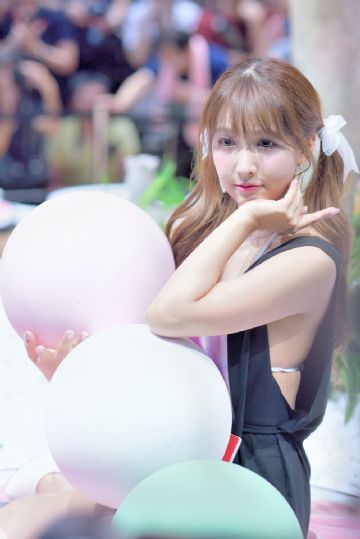 �Ӿ�ʢ��о���Ů�����μ�̨�����˲�����ͼƬ21