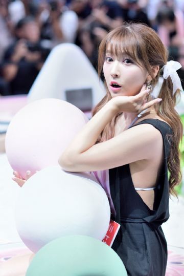 �Ӿ�ʢ��о���Ů�����μ�̨�����˲�����ͼƬ24