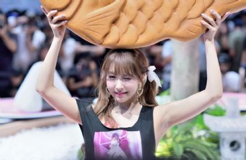 �Ӿ�ʢ��о���Ů�����μ�̨�����˲�����ͼƬ32