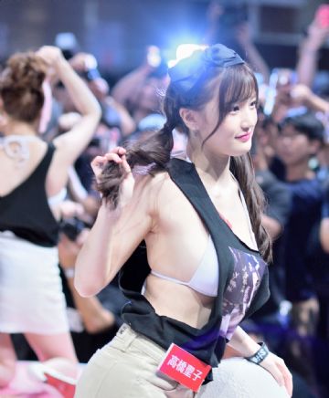 �Ӿ�ʢ��о���Ů�����μ�̨�����˲�����ͼƬ35