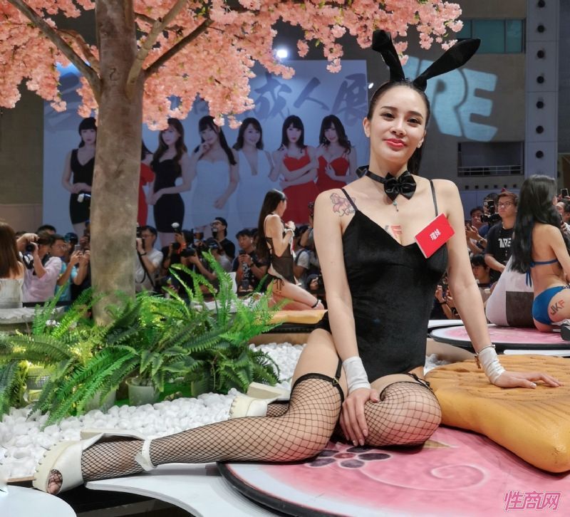 �Ӿ�ʢ��о���Ů�����μ�̨�����˲�����ͼƬ38