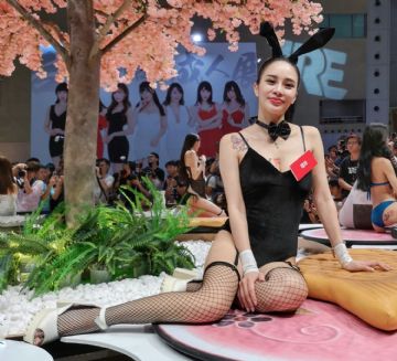 �Ӿ�ʢ��о���Ů�����μ�̨�����˲�����ͼƬ38