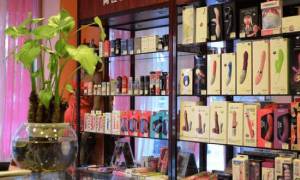 成人用品店开了8年，什么人都能遇到