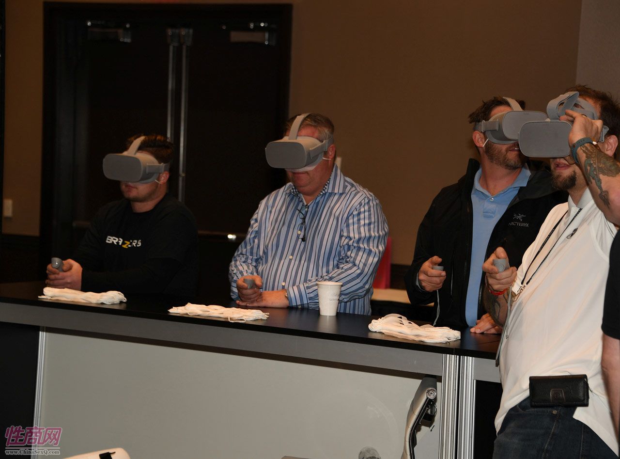 参展观众试玩VR情趣产品