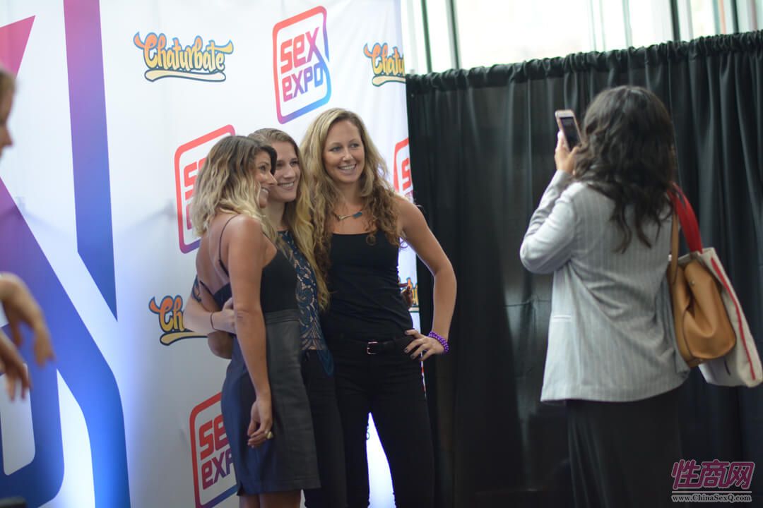 嘉宾在摄影墙前留影