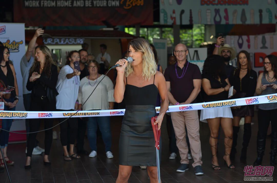 主持人为开幕式剪彩