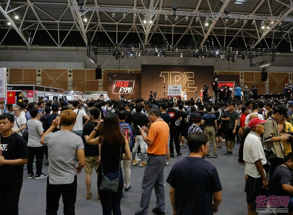 舞台区前的观众