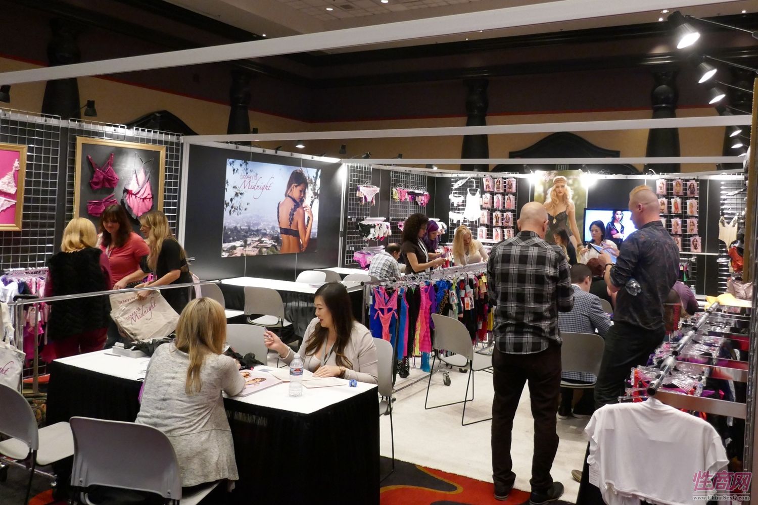 各式情趣内衣琳琅满目