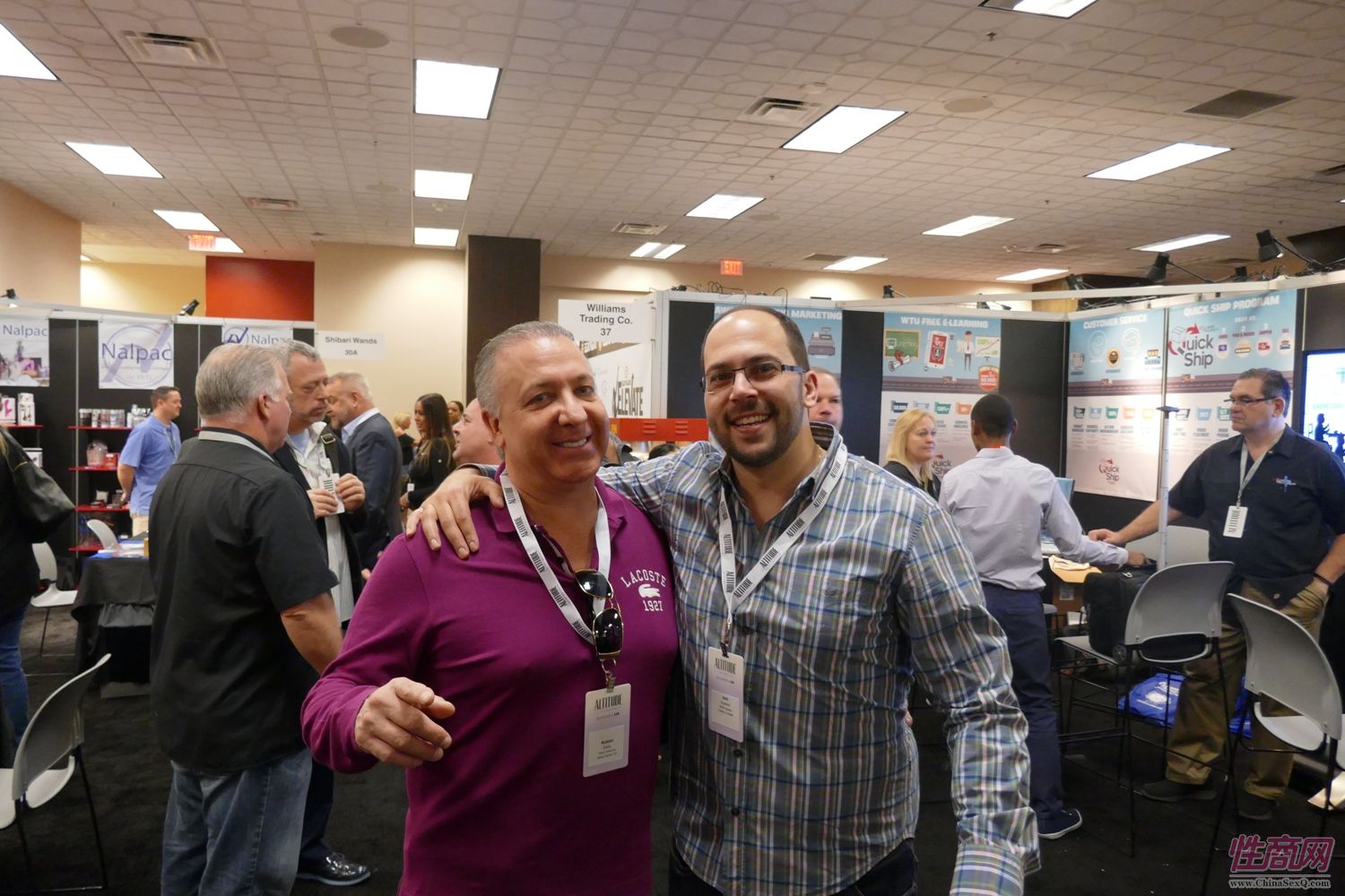 展商达成合作,欢快合影